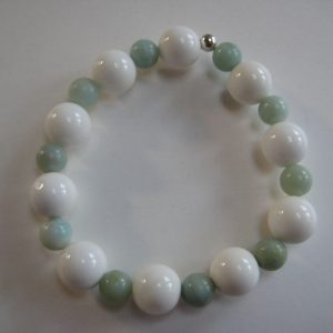 Armband aus Amazonit und Koralle aufgelegt.