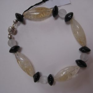 Citrin, Bergkristall und Onyx-Armband aufgelegt.