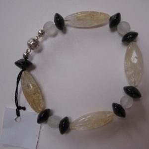Citrin, Bergkristall und Onyx-Armband aufgelegt.