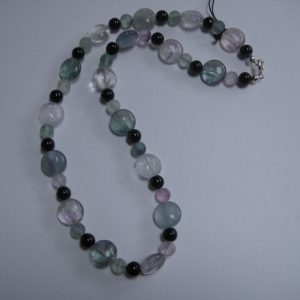 Aufgelegte Edelsteinkette aus Fluorit und Turmalin.