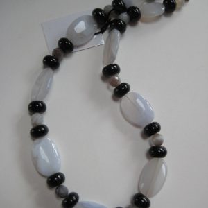 Aufgelegte Edelsteinkette aus Onyx, Chalzedon und Achat.