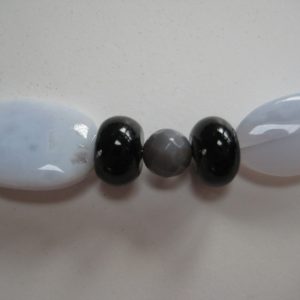 Edelsteinkette aus Onyx, Chalzedon in der Nahaufnahme.