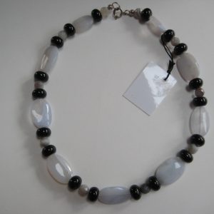 Edelsteinkette aus Onyx, Chalzedon und Achat rund aufgelegt.