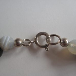 Der Verschluss der Edelsteinkette aus Onyx, Chalzedon und Achat.