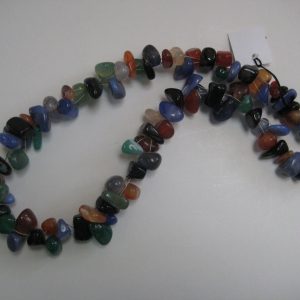Aufgelegte Edelsteinkette aus Achatnuggets. Die Farben der Nuggets reichen von braun über grün bis hin zu blau schimmernd.
