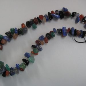 Aufgelegte Edelsteinkette aus Achatnuggets. Die Farben der Nuggets reichen von braun über grün bis hin zu blau schimmernd.