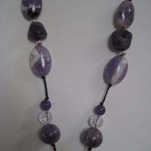 Zoom auf einzelne Steine einer Edelsteinkette aus Amethyst, Bergkristall und Rosenquarz in Lila- und Rosétönen.
