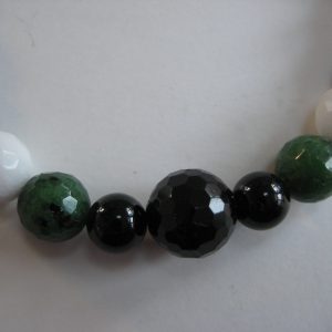 Fokus auf den Turmalin einer Edelsteinkette aus Jade, Turmalin und Rubin-Zoisit.