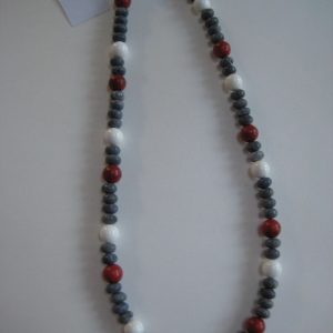 Aufgelegte Edelsteinkette aus Koralle und Jade mit roten, blauen und weißen Steinen.