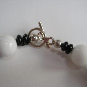 Verschluß einer Edelsteinkette aus Onyx und Jade.