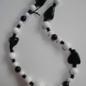 Aufgelegte Edelsteinkette aus Onyx und Jade.
