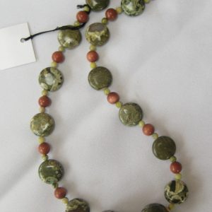 Aufgelegte Edelsteinkette aus Rhyolith, Goldfluss und Chyta in grün- und braun schimmernden Farben.