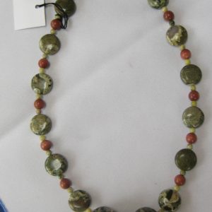 Aufgelegte Edelsteinkette aus Rhyolith, Goldfluss und Chyta in grün- und braun schimmernden Farben.