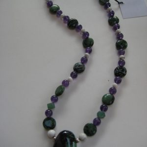 Edelsteinkette aus Zoisit, Ametyhst und Howlith aufgelegt.