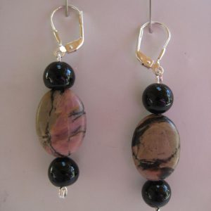 Ohrhänger aus Onyx und Rhodonit